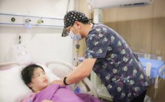 在重慶安琪兒婦產(chǎn)醫(yī)院，自然分娩有N種方法，無(wú)痛分娩是對(duì)母嬰較好的方式！